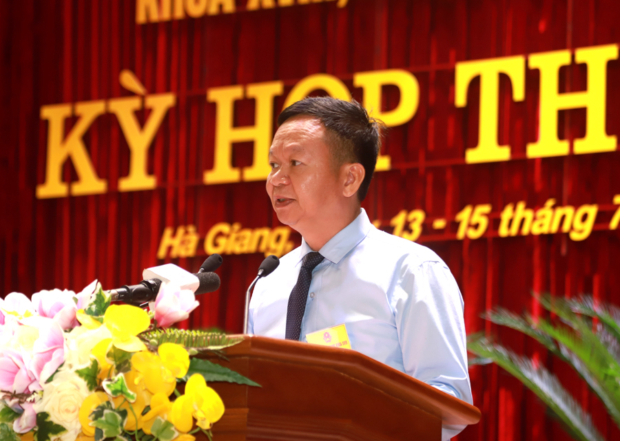 Giám đốc Sở Tài chính Nguyễn Ngọc Thanh trình bày Tờ trình về việc ban hành Nghị quyết giao dự toán ngân sách thực hiện 3 chương trình mục tiêu quốc gia
