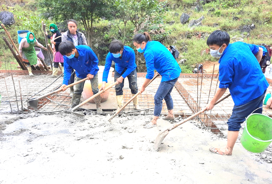 Đoàn viên, thanh niên tham gia hỗ trợ xây dựng nhà ở tại xã Sủng Cháng