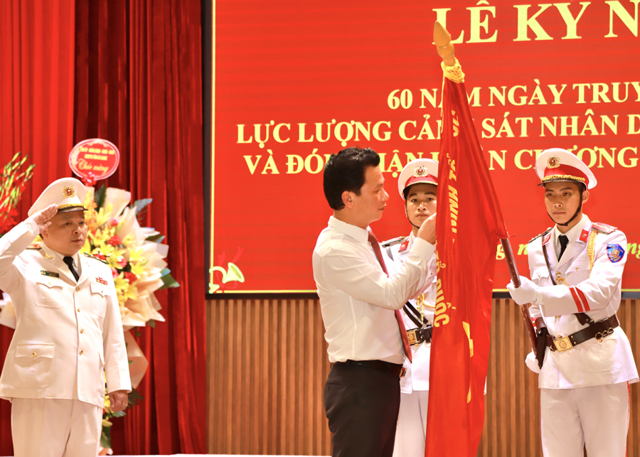 Thừa ủy quyền của Chủ tịch nước, Bí thư Tỉnh ủy Đặng Quốc Khánh trao Huân chương Chiến công hạng Ba cho Công an tỉnh
