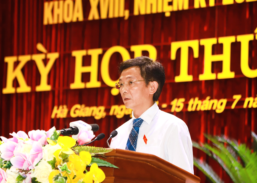 Trưởng ban Dân tộc HĐND tỉnh Bùi Quảng Trí trình bày báo cáo thẩm tra của Ban về các báo cáo và dự thảo nghị quyết thuộc lĩnh vực Dân tộc

