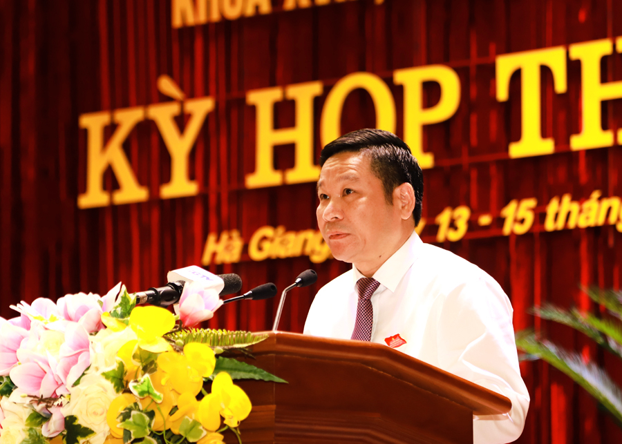 Phó Chủ tịch HĐND tỉnh Hoàng Văn Vịnh báo cáo giải trình các ý kiến thảo luận tổ về hoạt động của HĐND tỉnh
