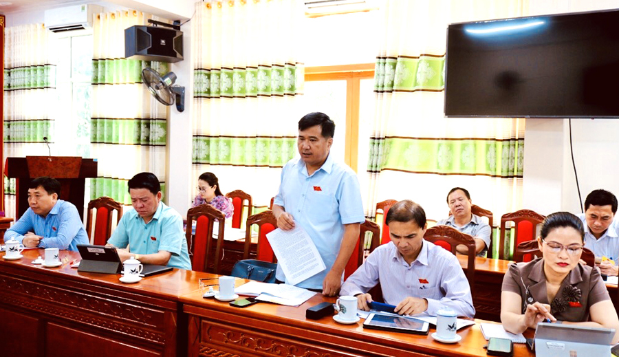 Đồng chí Hầu Minh Lợi, Bí thư Thành ủy Hà Giang Tổ đại biểu thành phố Hà Giang thảo luận tại tổ 4
