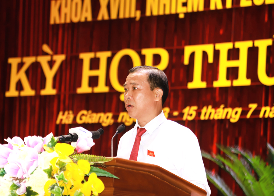 Trưởng ban Văn hoá - Xã hội HĐND tỉnh Hoàng Văn Kiên trình bày báo cáo thẩm tra của Ban với các dự thảo nghị quyết thuộc lĩnh vực VH-XH
