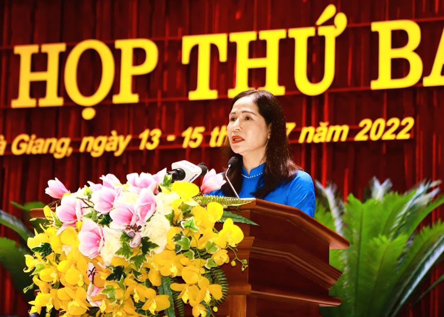 Trưởng ban Kinh tế - Ngân sách HĐND tỉnh Phạm Thị Hồng Yên trình bày báo cáo thẩm tra của Ban với các nghị quyết, tờ trình thuộc lĩnh vực kinh tế - ngân sách
