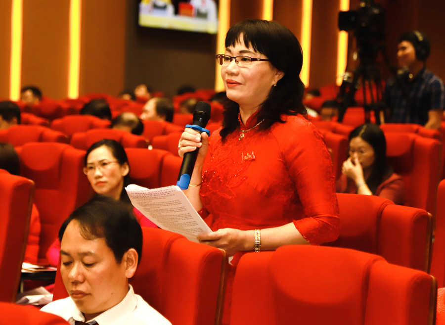 Đại biểu Nguyễn Thị Lan Dung, tổ đại biểu huyện Xín Mần thảo luận về khó khăn của doanh nghiệp trong bối cảnh hiện nay
