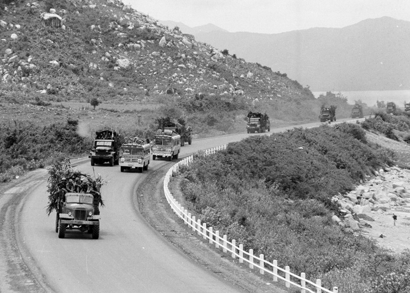 Đoàn quân giải phóng trên quốc lộ I từ Nha Trang tiến về giải phóng miền Nam. (Ảnh: Lâm Hồng Long