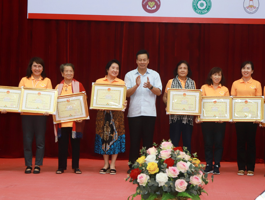 Chủ tịch UBND tỉnh Nguyễn Văn Sơn tặng Bằng khen các tổ chức, cá nhân hỗ trợ các gia đình chính sách Hà Giang

