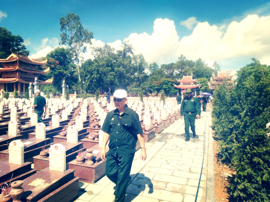 Thăm đồng đội đang yên nghỉ tại Nghĩa trang Trường Sơn.
