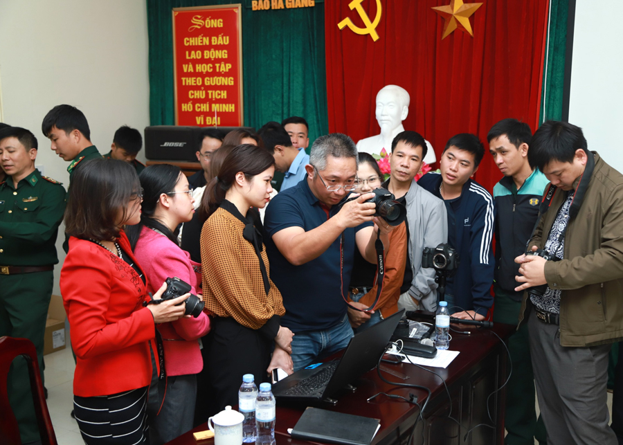 Tập huấn ảnh báo chí cho hội viên, cộng tác viên các cơ quan báo chí trong tỉnh.
