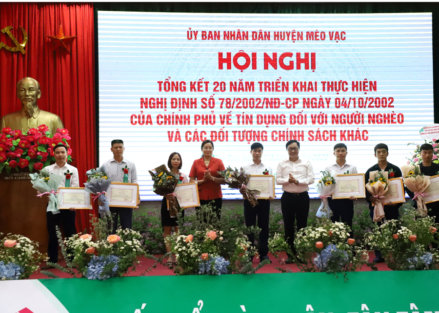 Đồng chí Dương Quyết Thắng và Hà Thị Minh Hạnh trao tặng Giấy khen của NHCSXH Việt Nam cho các tập thể và cá nhân.
