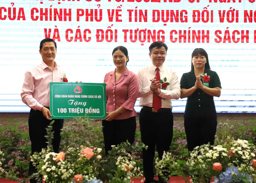 Công đoàn NHCSXH Việt Nam trao tặng 100 triệu đồng cho huyện Mèo Vạc.
