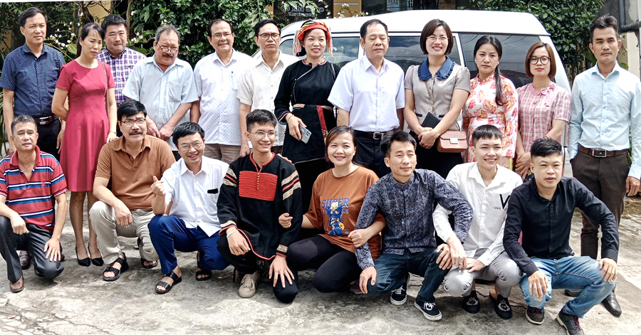 Các tác giả trẻ cùng các đại biểu chụp ảnh lưu niên tại thị trấn Tam Sơn, Quản Bạ
