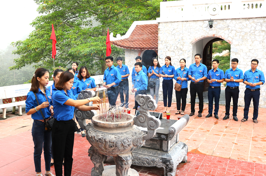 Đoàn khối Cơ quan – Doanh nghiệp tỉnh thắp hương tại Đài hương 468, xã Thanh Thủy (Vị Xuyên).  								Ảnh: LÊ HẢI