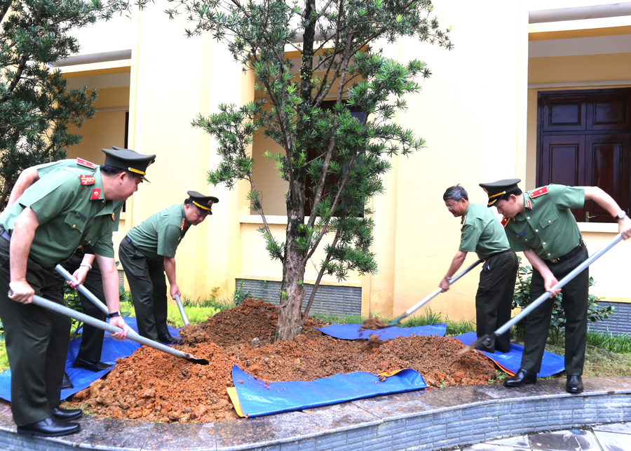 Đoàn Công tác Bộ Công an trồng cây lưu niệm tại khuôn viên Công an tỉnh.
