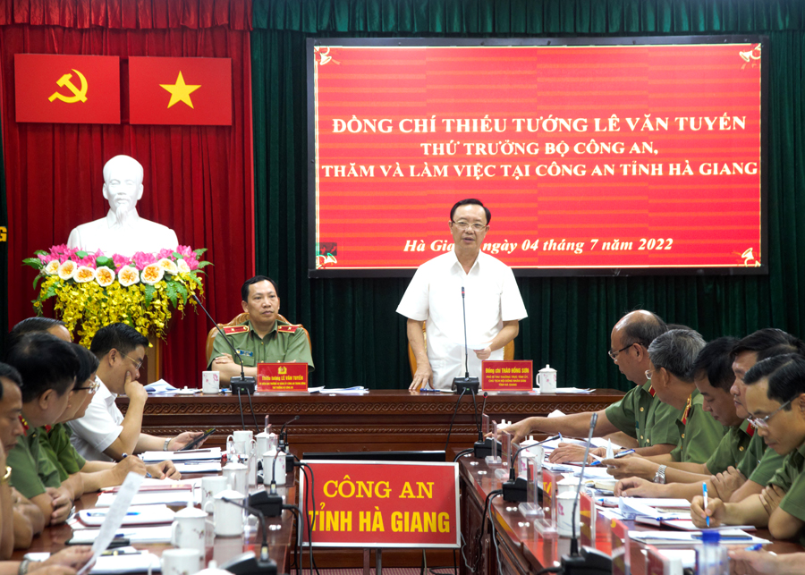 Phó Bí thư Thường trực Tỉnh ủy, Chủ tịch HĐND tỉnh Thào Hồng Sơn phát biểu tại buổi làm việc.
