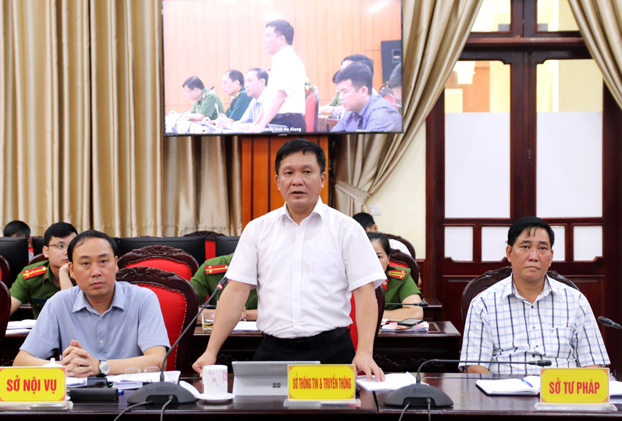 Giám đốc Sở Thông tin và Truyền thông Đỗ Thái Hòa báo cáo kết quả thực hiện nhiệm vụ của ngành trong triển khai Đề án số 06.
