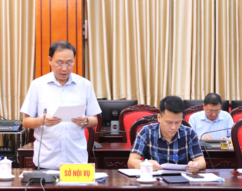 Giám đốc Sở Nội vụ Nguyễn Cao Cường báo cáo kết quả thực hiện công tác cải cách hành chính trên địa bàn tỉnh.