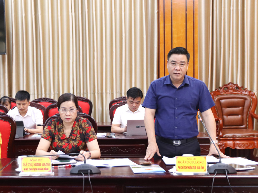 Phó Chủ tịch Thường trực UBND tỉnh Hoàng Gia Long đề nghị các sở, ngành có giải pháp cụ thể để nâng cao chất lượng cải cách hành chính trên địa bàn tỉnh.
