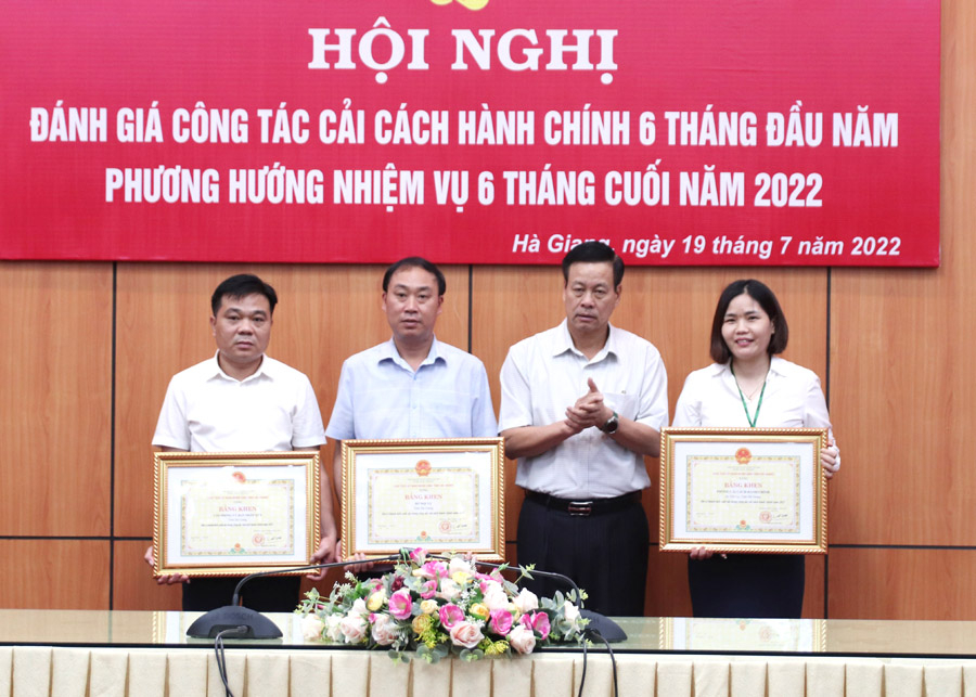 Chủ tịch UBND tỉnh Nguyễn Văn Sơn tặng Bằng khen cho 3 tập thể có thành tích xuất sắc trong công tác CCHC năm 2021.
