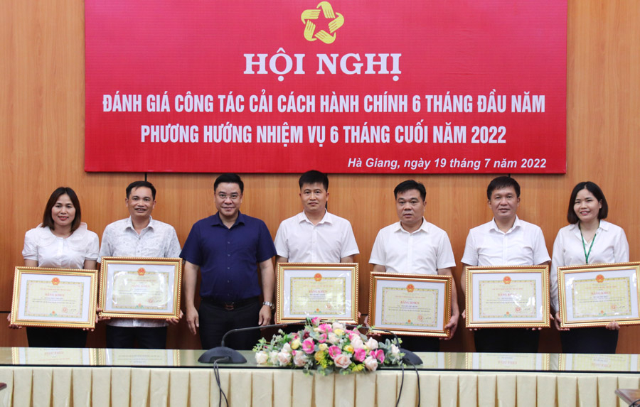 Phó Chủ tịch Thường trực UBND tỉnh Hoàng Gia Long trao Bằng khen của UBND tỉnh cho 11 cá nhân có thành tích xuất sắc trong công tác CCHC năm 2021.

