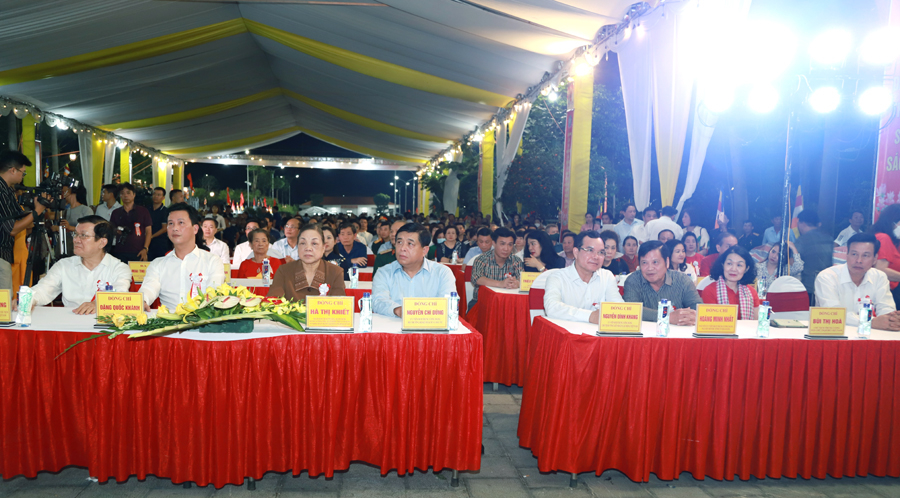 Nguyên Chủ tịch nước Trương Tấn Sang và các đại biểu dự buổi lễ

