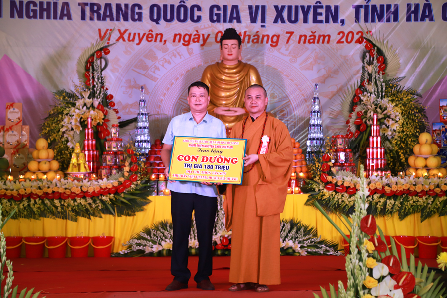 Đại đức Thích Nguyên Toàn, đại diên Giáo hội phật giáo Việt Nam và nhóm thiện nguyện chùa Thiên Ân trao biểu trưng hỗ trợ huyện Bắc Quang