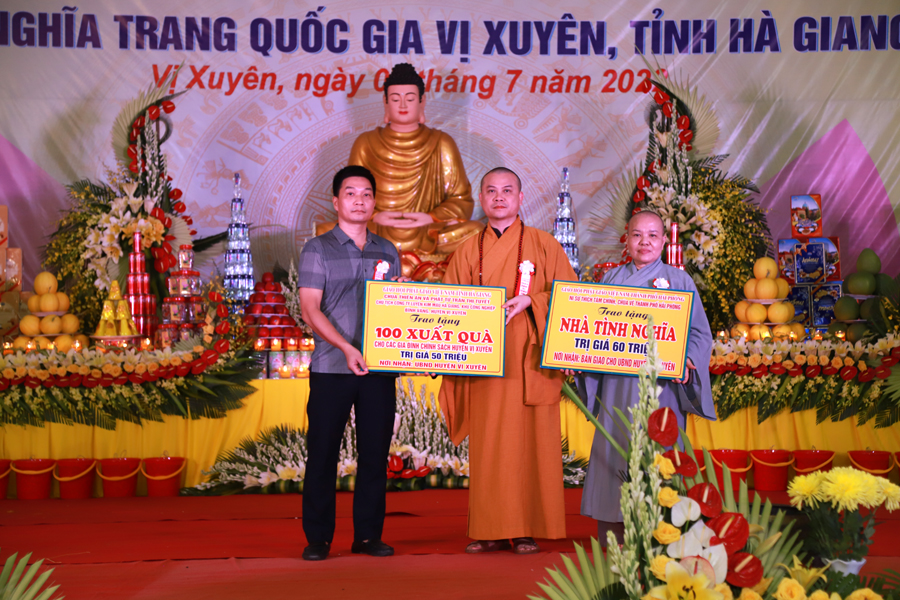Đại đức Thích Nguyên Toàn và Ni sư Thích Tâm Chính trao biểu trưng hỗ trợ cho huyện Vị Xuyên
