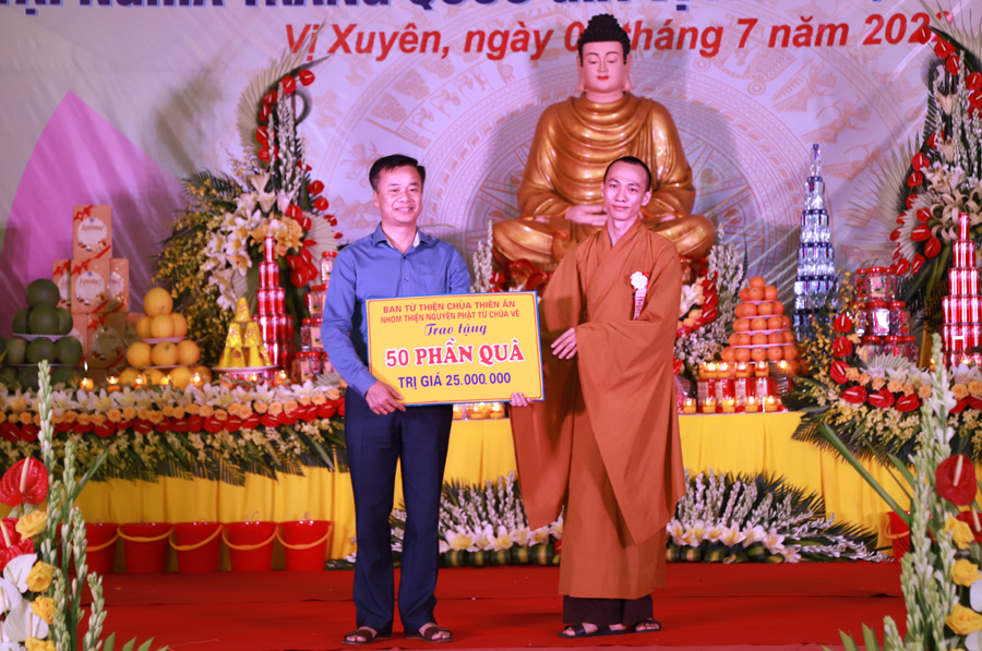 Đại diện Ban từ thiện Chùa Thiên Ân trao biểu trưng hỗ trợ huyện Xín Mần
