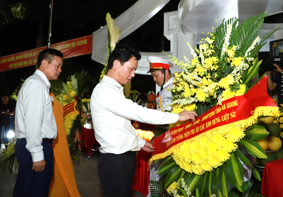 Bí thư Tỉnh ủy Đặng Quốc Khánh và Chủ tịch UBND tỉnh Nguyễn Văn Sơn dâng lẵng hoa trước anh linh các AHLS
