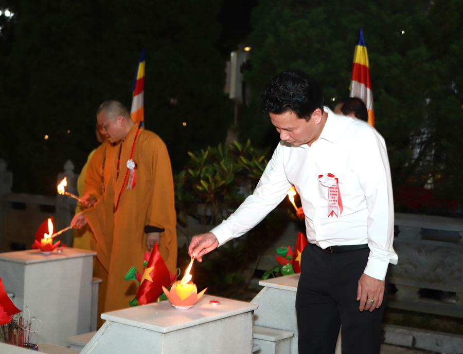 Bí thư Tỉnh ủy Đặng Quốc Khánh thắp nến tại các phần mộ liệt sĩ
