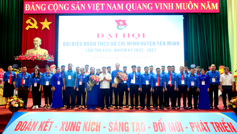 Các đồng chí lãnh đạo tặng hoa chúc mừng BCH Đoàn TNCS Hồ Chí Minh huyện Yên Minh khóa XVIII, nhiệm kỳ 2022 – 2027 và Đoàn đại biểu dự đại hội cấp trên.
