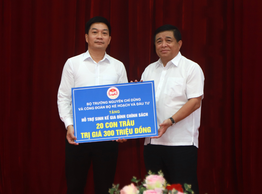Bộ trưởng Nguyễn Chí Dũng trao biểu trưng tặng 20 con trâu cho huyện Vị Xuyên
