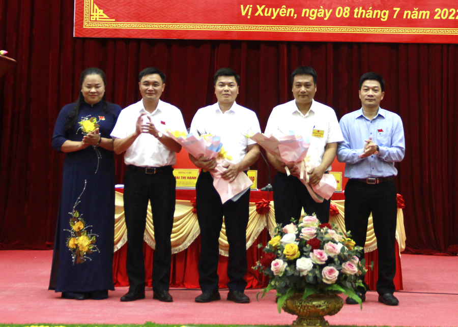 Lãnh đạo huyện Vị Xuyên tặng hoa chúc mừng các đồng chí chuyển công tác và được bầu bổ sung Ủy viên UBND huyện khóa XX, nhiệm kỳ 2021-2026.
