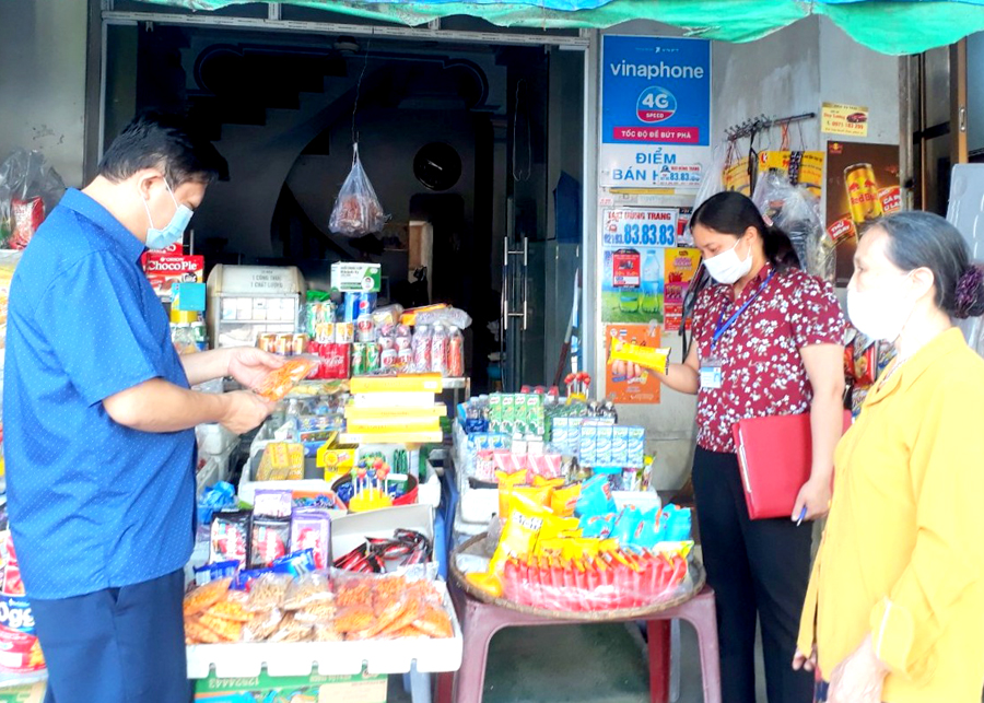 Cán bộ Trung tâm Y tế thành phố Hà Giang kiểm tra kinh doanh hàng hóa tại khu vực điểm thi Trường THPT Lê Hồng Phong.
