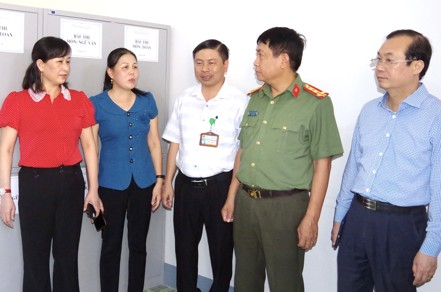 Đoàn công tác kiểm tra nơi bảo quản đề thi tại điểm thi THPT xã Xuân Giang, huyện Quang Bình.