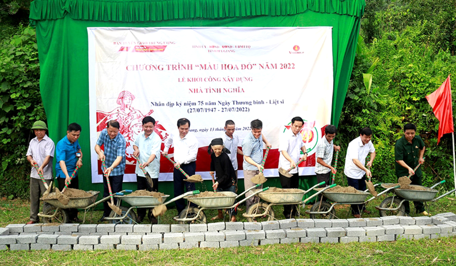 Đại diện các đơn vị khởi công xây dựng nhà tình nghĩa cho gia đình bà Hoàng Thị Va, thôn Nà Xá, xã Yên Định.
