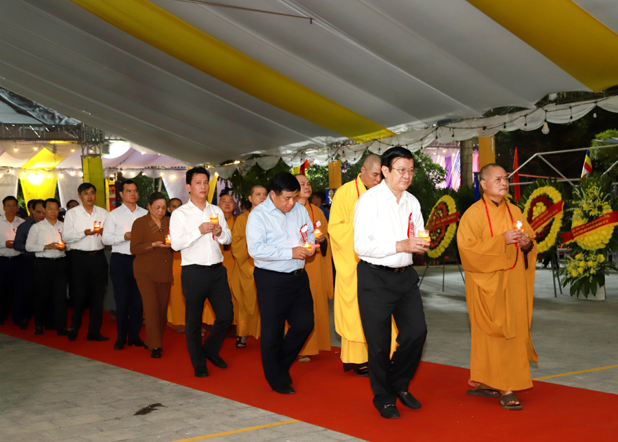 Nguyên chủ tịch nước Trương Tấn Sang cùng các đại biểu và chư tôn đức rước đăng