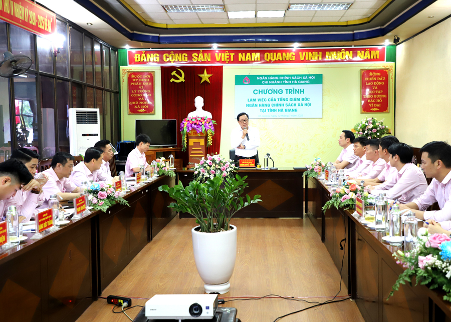 Đồng chí Dương Quyết Thắng, Tổng Giám đốc NHCSXH Việt Nam phát biểu tại buổi làm việc.

