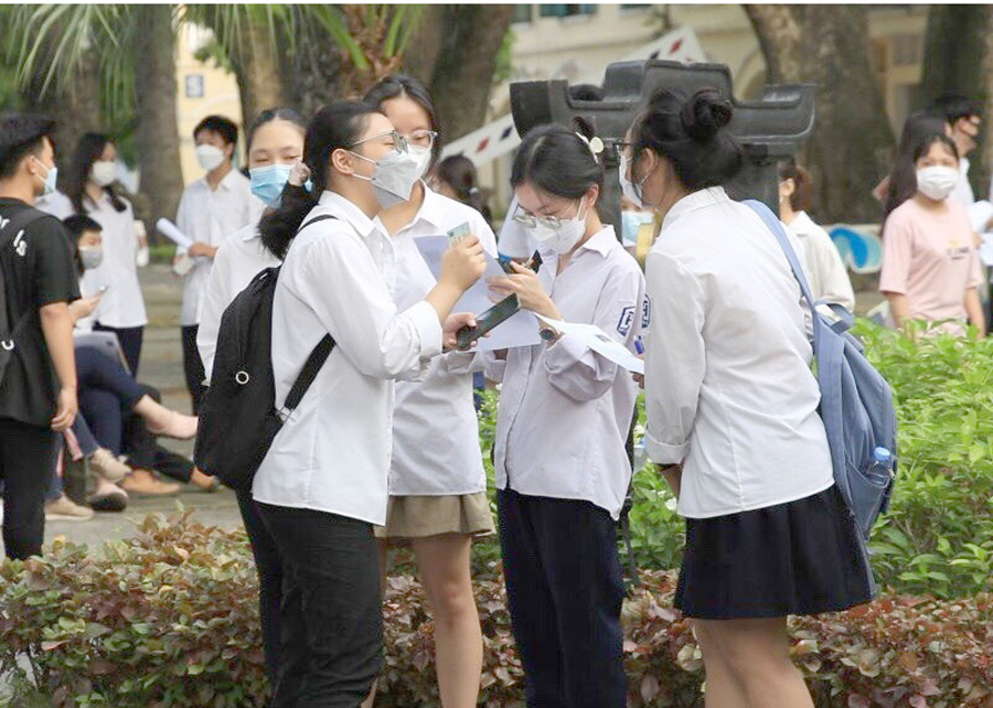 Năm nay là năm đầu tiên thí sinh đăng ký nguyện vọng sau kỳ thi tốt nghiệp trung học phổ thông. Trong ảnh: Các thí sinh tham gia kỳ thi tốt nghiệp trung học phổ thông năm 2022 tại điểm thi Trường Trung học phổ thông Chu Văn An (quận Tây Hồ).