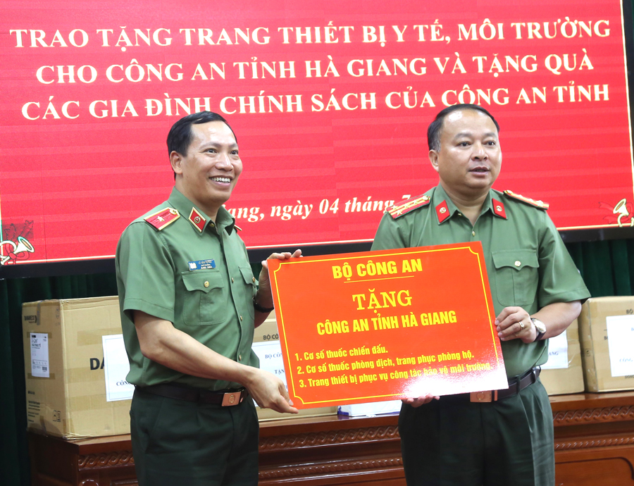 Thiếu tướng Lê Văn Tuyến tặng thiết bị y tế cho Công an tỉnh.
