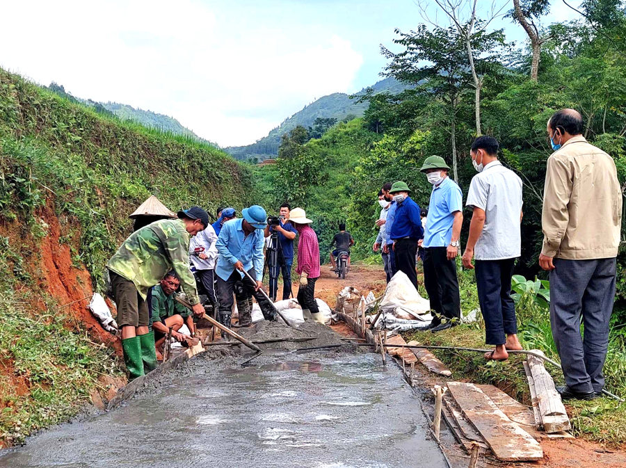 Người dân thôn Thành Công, xã Nậm Dịch làm đường bê tông nông thôn.

