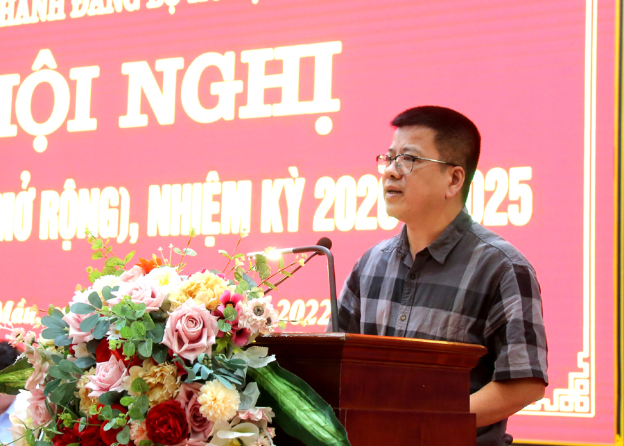 Tổng Biên tập Báo Hà Giang, Phó trưởng Đoàn công tác 575 của BTV Tỉnh ủy Nguyễn Trung Thu phát biểu tại hội nghị.