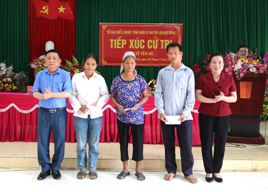 Trưởng Ban Tổ chức Tỉnh ủy Nguyễn Minh Tiến tặng quà cho hộ nghèo xã Yên Hà.

