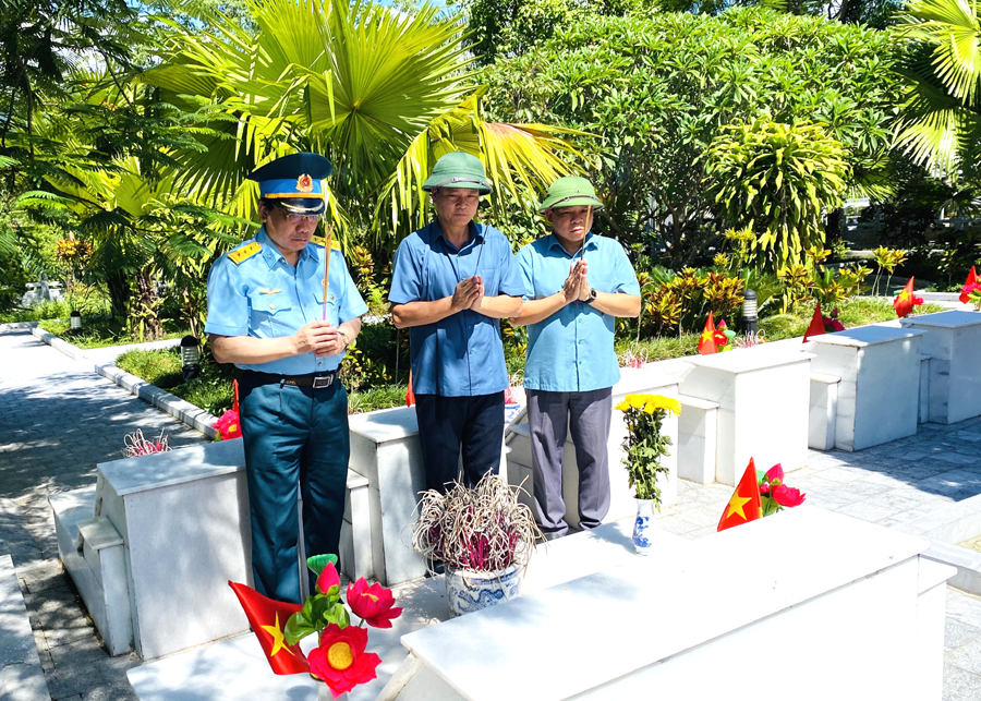 Các đại biểu thắp hương lên phần mộ Liệt sỹ tại Nghĩa trang Liệt sỹ Quốc gia huyện Vị Xuyên.
