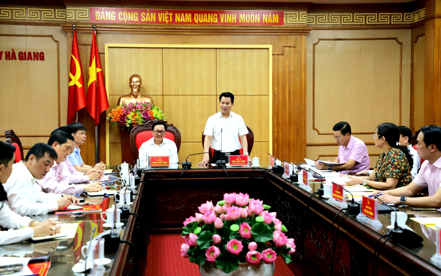 Đồng chí Đặng Quốc Khánh, Ủy viên T.Ư Đảng, Bí thư Tỉnh ủy phát biểu tại buổi làm việc với Đoàn công tác NHCSXH Việt Nam. (Avata)

