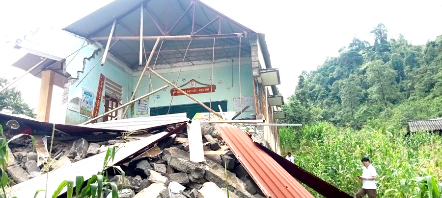 Một phòng lớp học tại huyện Đồng Văn bị sập đổ do mưa lốc