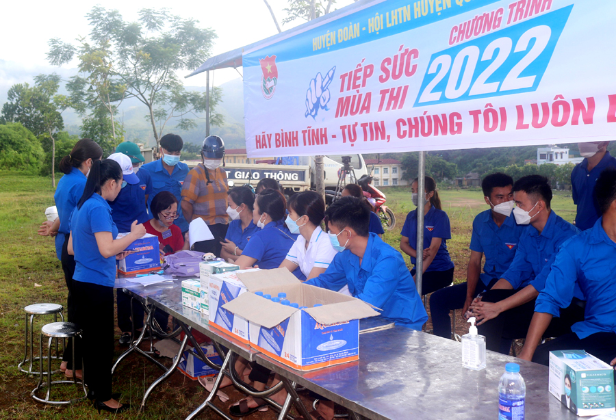 Lực lượng thanh niên tình nguyện huyện Quang Bình tiếp sức mùa thi (ảnh: Hoàng Tuyến)
