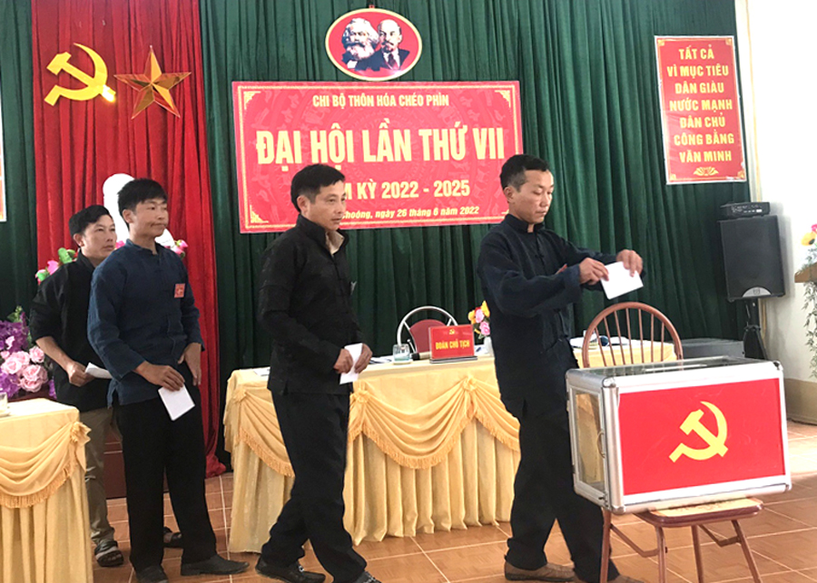 Đại biểu bỏ phiếu tại Đại hội điểm Chi bộ thôn Hóa Chéo Phong, nhiệm kỳ 2022 – 2025.
