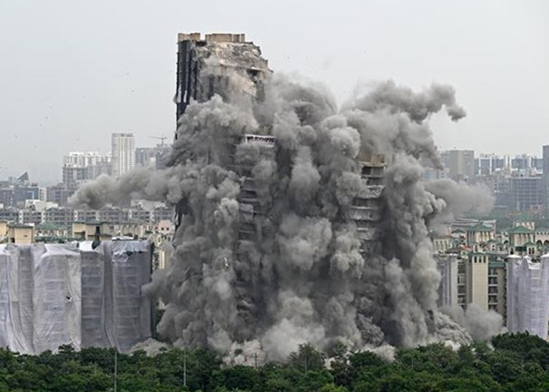Vụ phá dỡ tháp đôi cao 100m xây dựng trái phép ở Noida, ngoại ô New Delhi (Ấn Độ), ngày 28/8/2022.