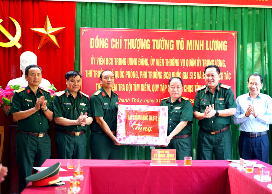 Thượng tướng Võ Minh Lương cùng đoàn công tác và các đồng chí lãnh đạo tỉnh tặng quà động viên cán bộ, chiến sỹ Đội tìm kiếm, quy tập HCLS.
